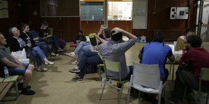 Πολίτες διανυκτέρευσαν σε εκλογικά κέντρα στην Καταλονία (Φωτογραφία: AP/ Manu Fernandez)