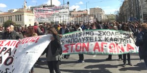 Πορεία εκπαιδευτικών έξω από την Βουλή