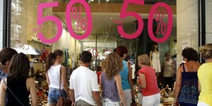 Τη Δευτέρα αρχίζουν οι εκπτώσεις: Σε αύξηση του τζίρου ελπίζουν οι καταστηματάρχ