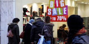 «Βούλιαξε» η αγορά στις εκπτώσεις -Σε απόγνωση οι έμποροι