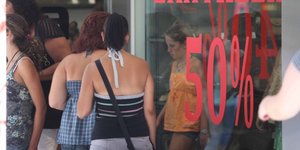 Πρεμιέρα για τις καλοκαιρινές εκπτώσεις -Τελευταία ελπίδα των εμπόρων να πάρουν