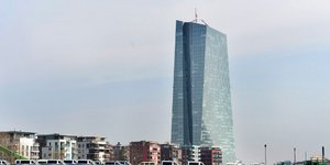 Ελπίζοντας έτσι στην επανεκκίνηση της δυσλειτουργικής αγοράς τους που επηρεάζει αρνητικά τον τραπεζικό τομέα