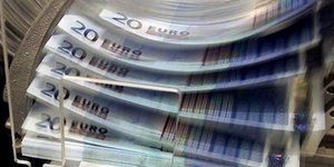 Το χαράτσι των Ελλήνων μεταναστών - Τους παίρνουν τα μισά από τα χρήματα που φέρ