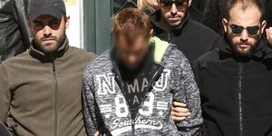 Ο δολοφόνος οδηγείται στον εισαγγελέα / Φωτογραφία: Intime News