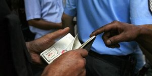 Μπάχαλο οι δημόσιες υπηρεσίες -Εκλεψαν 86.000 νομιμοποιητικά έγγραφα μεταναστών