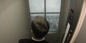 Τι συμβαίνει όταν ένα ασανσέρ... πετάει: Μια καλοστημένη φάρσα που κόβει την ανά