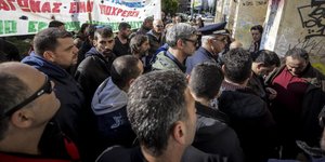 «Oμηροι» των εργαζομένων ο πρόεδρος και ο διευθυντής των Ναυπηγείων Ελευσίνας /Φωτογραφία: Εurokinissi