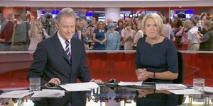 Η βασίλισσα «πίσω» από το δελτίο ειδήσεων του BBC [βίντεο]