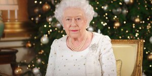 Φωτογραφία: AP/ Για τις τρομοκρατικές επιθέσεις στη Βρετανία και τον... σύζυγό της μίλησε η Βασίλισσα Ελισάβετ στο χριστουγεννιάτικο μήνυμά της