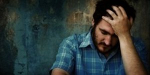 Απεγνωσμένοι οι Έλληνες νέοι - Το 70% θέλει να μετανατεύσει