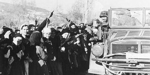 Έλληνες χωρικοί κάπου στην ύπαιθρο τον Μάιο του 1941 υποδέχονται τα στρατεύματα Κατοχής με τον ναζιστικό χαιρετισμό