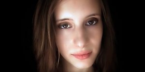 Η Ελληνοαμερικανίδα τραγουδίστρια με το τραγούδι για την κρίση που κέρδισε σε δι