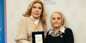 Η Μαριάννα Β. Βαρδινογιάννη απονέμει στην Μαριά Γιαννίρη την τιμητική πλακέτα του Συλλόγου "ΟΡΑΜΑ ΕΛΠΙΔΑΣ"