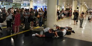 Ουρές για γερά νεύρα στο διεθνές αεροδρόμιο El Prat στη Βαρκελώνη/ Φωτογραφία: twitter
