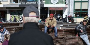 ΕΛΣΤΑΤ: Αυξάνονται φόροι και εισφορές- Μειώνονται οι κοινωνικές παροχές