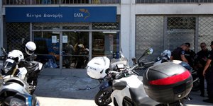 Ένοπλοι μασκαράδες λήστεψαν τα ΕΛ.ΤΑ στο Φάληρο