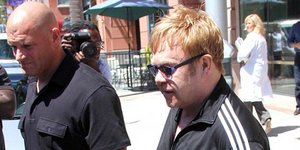 (ο Έλτον Τζον με τον σωματοφύλακα του που τώρα τον μηνύει)