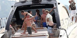 Ο αψυχολόγητος Έλτον Τζον βγάζει τα οπίσθιά του σε δημόσια θέα [εικόνα]