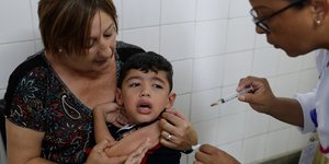 Ενας πιτσιρικάς εμβολιάζεται στη Βραζιλία / Φωτογραφία: AP Images