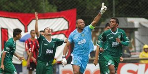 Καταπληκτικό γκολ γκολκίπερ με εκτέλεση φάουλ [βίντεο]