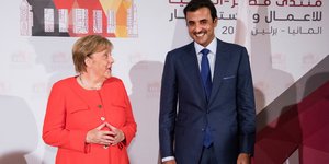 O ηγέτης του Κατάρ με τη Γερμανίδα καγκελάριο στο οικονομικό φόρουμ στο Βερολίνο/Φωτογραφία: ΑΡ