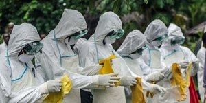 Ο ιός Έμπολα μεταδίδεται και με το φτάρνισμα σύμφωνα σύμφωνα με αφίσα στο Κέντρο