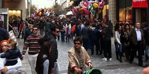 Ανοιχτά 45 Κυριακές τον χρόνο τα εμπορικά καταστήματα