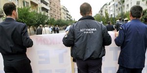 Αγωνία στο υπουργείο Οικονομικών για τις αποφάσεις για τους ένστολους: Ερχεται «