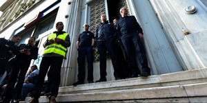 Ενστολοι στο ΓΛΚ /Φωτογραφία Αρχείου: Intime News