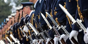 Πιστώθηκαν στους λογαριασμούς ενστόλων και λοιπών ειδικών μισθολογιων τα αναδρομικά