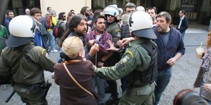 Αστυνομικοί εμποδίζουν γονείς μαθητών να πλησιάσουν στο Σύνταγμα