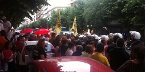 Επεισόδια στη Θεσσαλονίκη στην ομιλία του Χάρη Θεοχάρη στο Επιμελητήριο [εικόνες