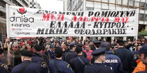 Μικροεντάσεις στο Σύνταγμα ανάμεσα σε ΜΑΤ και διαδηλωτές [βίντεο]