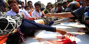 Σκληρές εικόνες από τις βίαιες συγκρούσεις στην Ταϊλάνδη -Τέσσερις νεκροί και δε