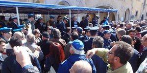 Ανησυχία στην κυβέρνηση για επεισόδια ενόψει της παρέλασης της 25ης Μαρτίου