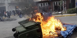 Νέα επεισόδια στην Αγία Βαρβάρα - Σκηνικό πολέμου με φωτιές και μολότοφ
