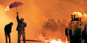Αναγνωρίστηκαν 28 κουκουλοφόροι που έκαψαν και κατέστρεψαν την Αθήνα