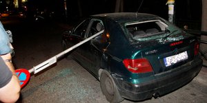 Επεισόδια έξω από την Ευελπίδων – Συγκεντρωμένοι πέταξαν πέτρες σε αστυνομικούς
