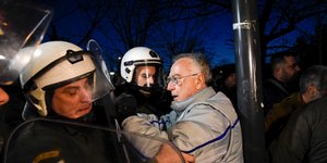επεισόδια έξω από το Μέγαρο Μουσικής/Φωτογραφία: IntimeNews