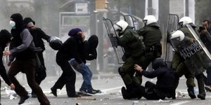 Κουκουλοφόροι από κάθε γωνιά του πλανήτη έκαψαν την Αθήνα