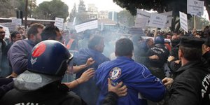 Χάος στην Κύπρο -Διαδηλωτές έκοψαν το ρεύμα στη Βουλή