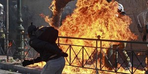 Έκαναν πεδίο μάχης την πλατεία Συντάγματος  [βίντεο]