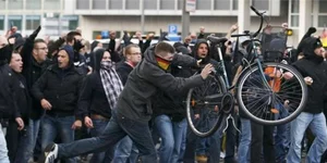 Επεισόδια σε διαδήλωση κατά του Ισλαμικού Κράτους στην Κολωνία - 15 τραυματίες κ