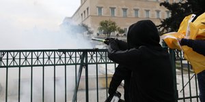 Κουκουλοφόρος ρίχνει ευθεία βολή κατά των ΜΑΤ στη Βουλή -Φωτογραφία: Intimenews