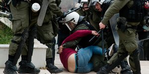 Από τα επεισόδια στο αντιπολεμικό συλλλητήριο -Φωτογραφία: AP Photo/Petros Giannakouris
