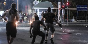 Στιγμιότυπο από την ένταση στην πορεία για τον Παύλο Φύσσα. ΦΩΤΟΓΡΑΦΙΑ: EUROKINISSI /ΤΑΤΙΑΝΑ ΜΠΟΛΑΡΗ