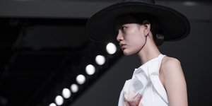 Οι «πειραγμένες» φωτογραφίες των μοντέλων θα φέρουν τη σχετική επισήμανση (Φωτογραφία: AP/ Vianney Le Caer)