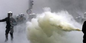 Ένσταση και δακρυγόνα στην πορεία διαμαρτυρίας στην Πάτρα[βίντεο]