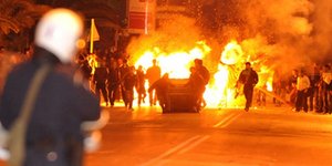 «Εκκενώστε άμεσα την πλατεία Συντάγματος»