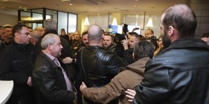 Επεισόδια στο συνέδριο της Ομοσπονδίας Ιδιωτικών Υπαλλήλων/ Φωτογραφία: Eurokinissi- ΚΟΝΤΑΡΙΝΗΣ ΓΙΩΡΓΟΣ